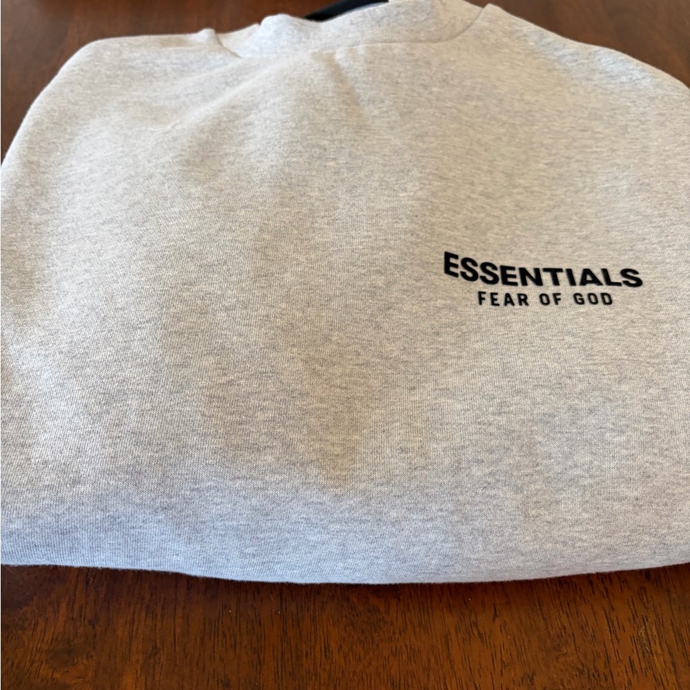 Essentials Fear of God crewneck size Medium.